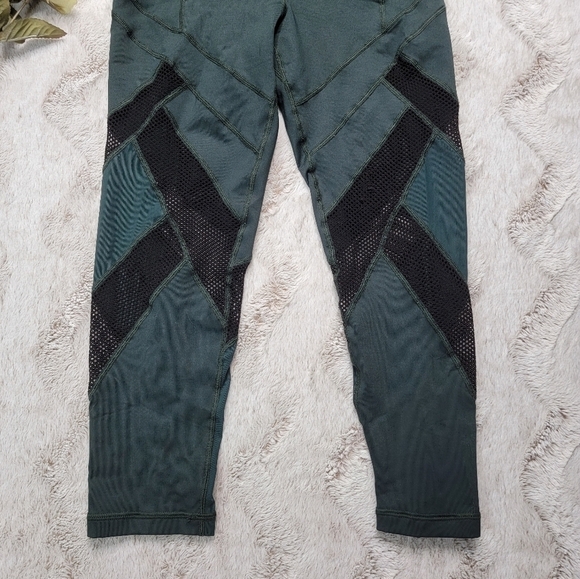 ✨️CL ViaMia Forest Green Black Mesh Accent Cropped Leggings Size S - Picture 3 of 14